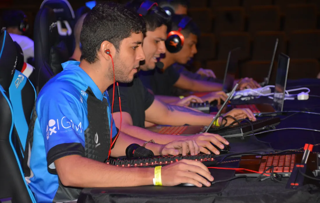 UGamer: primer evento de E-Sports, K-Pop y Cosplay en la Javeriana Cali El pasado 25 de febrero, más de 600 asistentes de la comunidad de la cultura Gamer contaron con un espacio en la Universidad Javeriana para celebrar su primer evento de E-Sports, K-Pop y Cosplay.