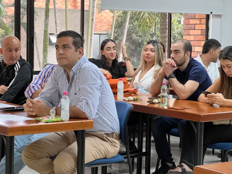 Estudiantes de Mercadeo presentaron propuestas innovadoras a empresarios de la ciudad Estudiantes de Mercadeo presentaron propuestas innovadoras a empresarios de la ciudad
