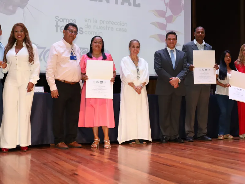 La Javeriana Cali clausura la tercera versión del Diplomado Tesos por el Ambiente con un emotivo reconocimiento a la CVC La Javeriana Cali clausura la tercera versión del Diplomado Tesos por el Ambiente con un emotivo reconocimiento a la CVC